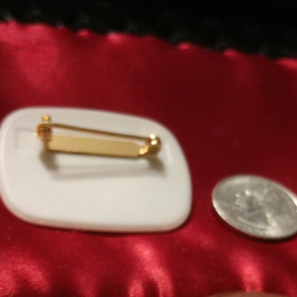 ⛸️Vintage Mural Ice Skating Theme BROOCH PIN 2" x 1.5" Invigorating - Picture 6 of 8